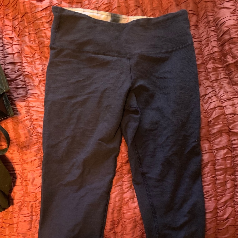 Lulu lemon navy crop size 8, cute waistband!